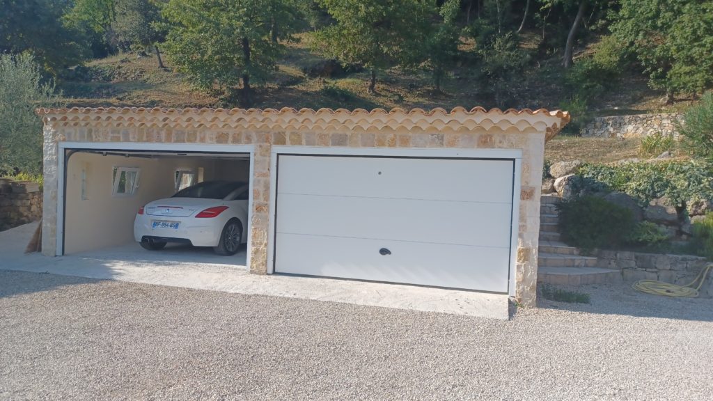 Le Garage / Cars garage Propriété à GRASSE (06130) / Property in